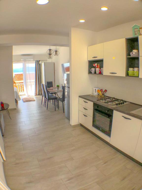 Kuchyňa alebo kuchynka v ubytovaní Apartmani Doris