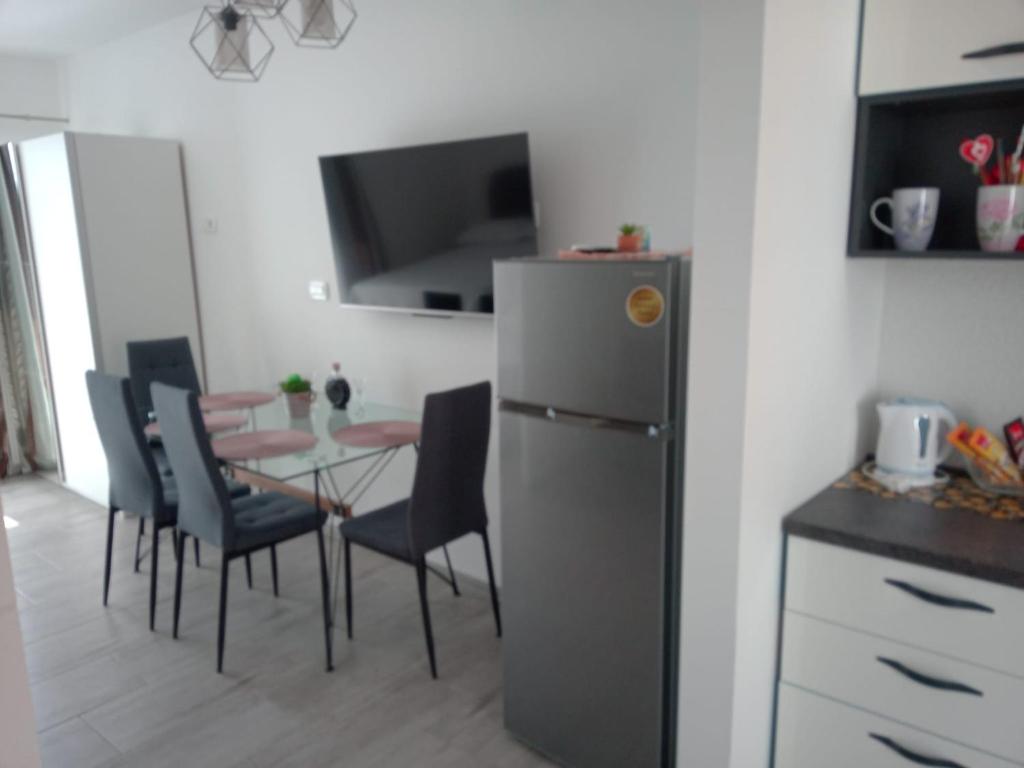 Kuchyňa alebo kuchynka v ubytovaní Apartmani Doris