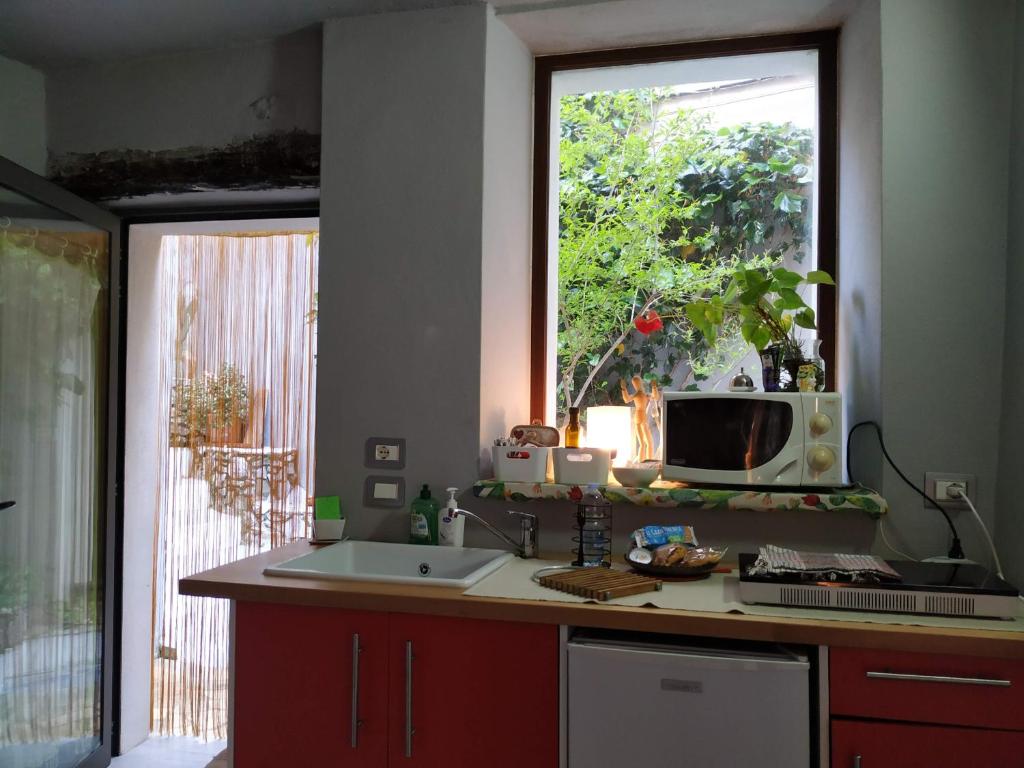 Kuchyň nebo kuchyňský kout v ubytování B&B BIANCALUNA