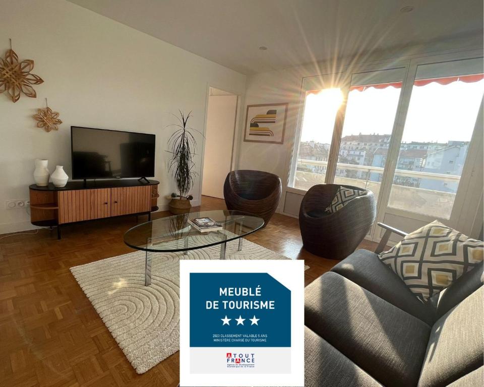 un salon avec une télévision et une table en verre dans l'établissement Cocon vintage - T4 central et lumineux, à Annecy