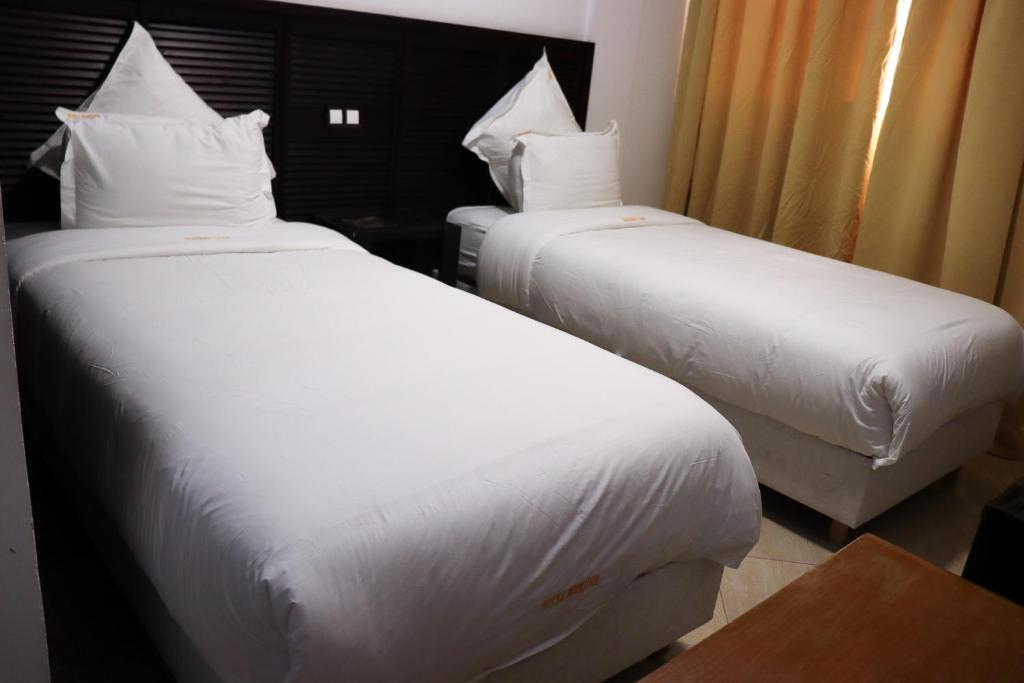 Una cama o camas en una habitación de Hôtel Mansour