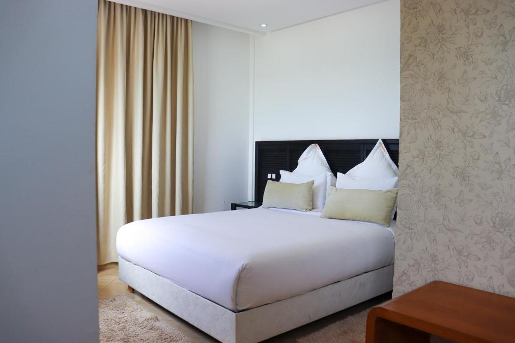 Una cama o camas en una habitación de Hôtel Mansour
