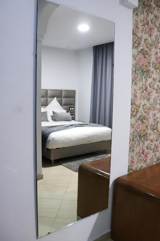 Una cama o camas en una habitación de Hôtel Mansour