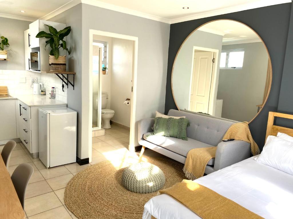 Un pat sau paturi într-o cameră la Cozy Beachside Studio Apartment on Surfers Corner