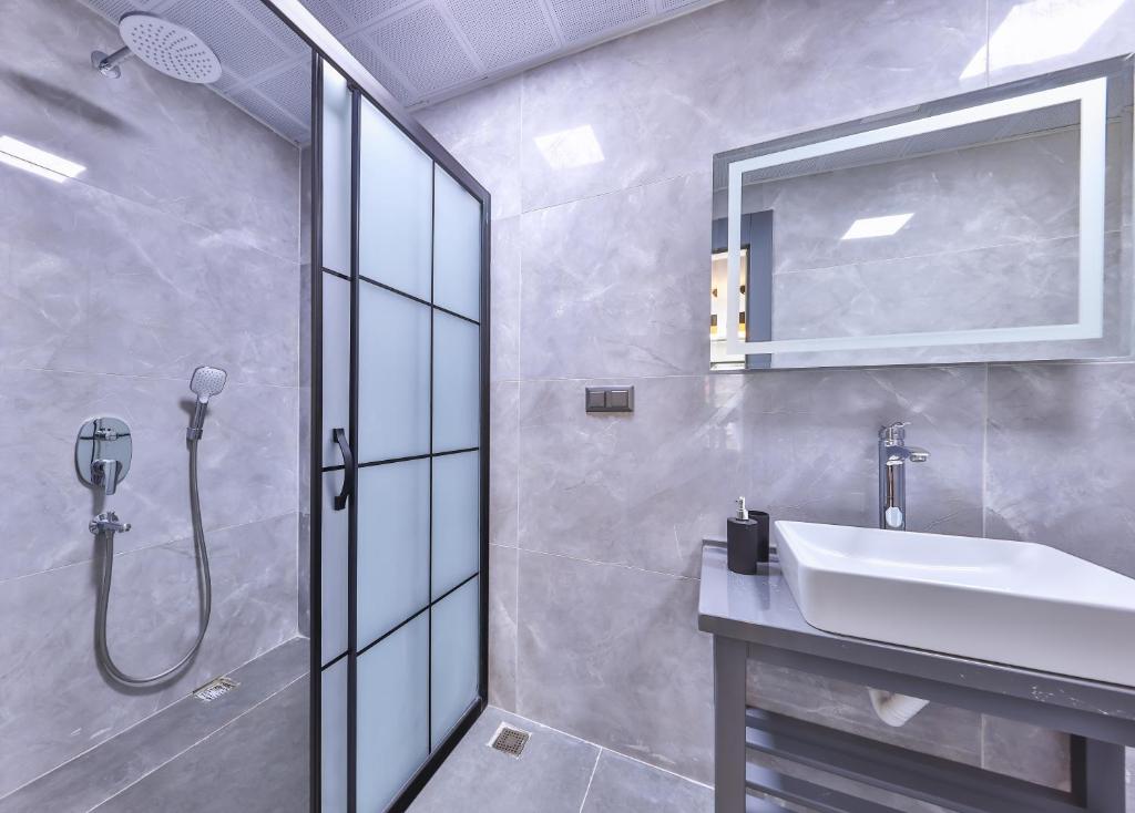 White House Apart - 4