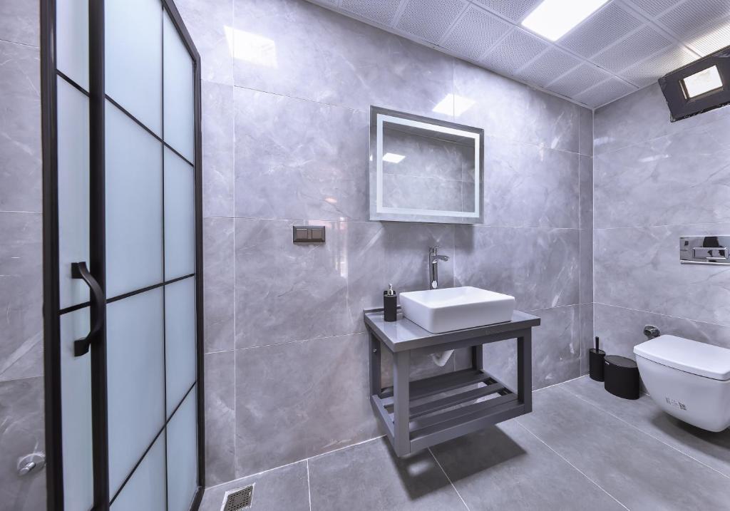 White House Apart - 7