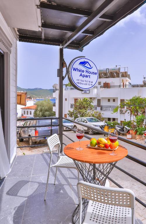 卡斯White House Apart的天井上的桌子和两杯葡萄酒