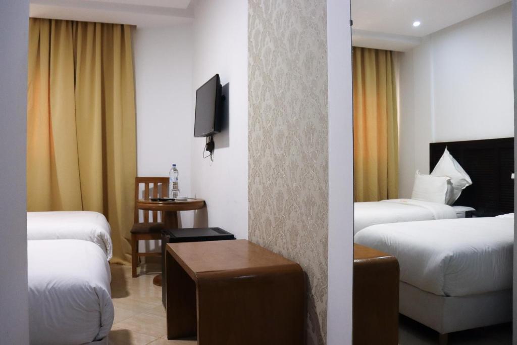 Una cama o camas en una habitación de Hôtel Mansour