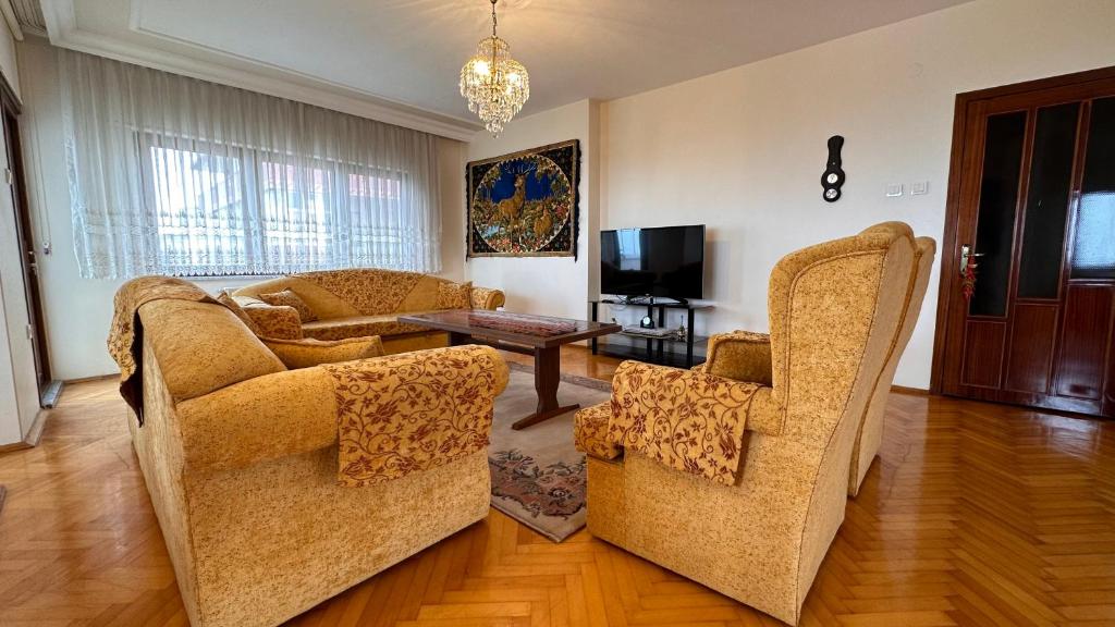 sala de estar con 2 sillas y mesa en Large Duplex Penthouse - 5 Rooms - 2 Bathrooms - SeaView - Hagia Sophia en Trebisonda