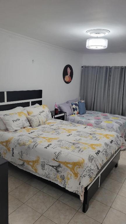 Cama o camas de una habitación en Apartamento acogedor con equipamiento premium