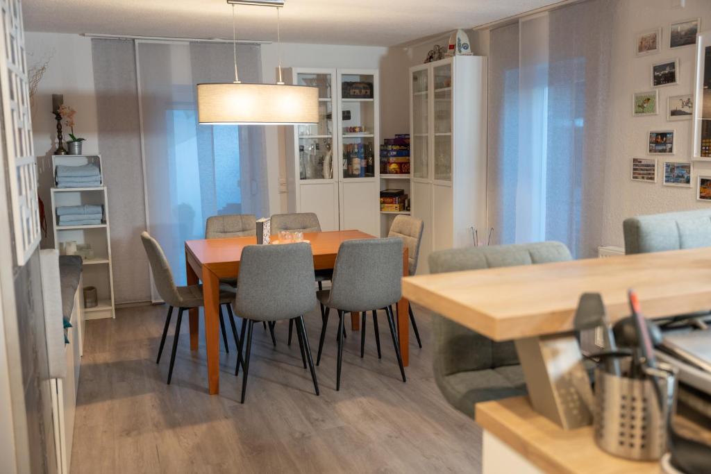 Fotografie z fotogalerie ubytování #2 Großes Zimmer mit Pool und Garten v destinaci Memmingen