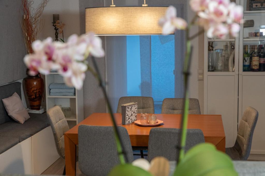 Posezení v ubytování #2 Großes Zimmer mit Pool und Garten