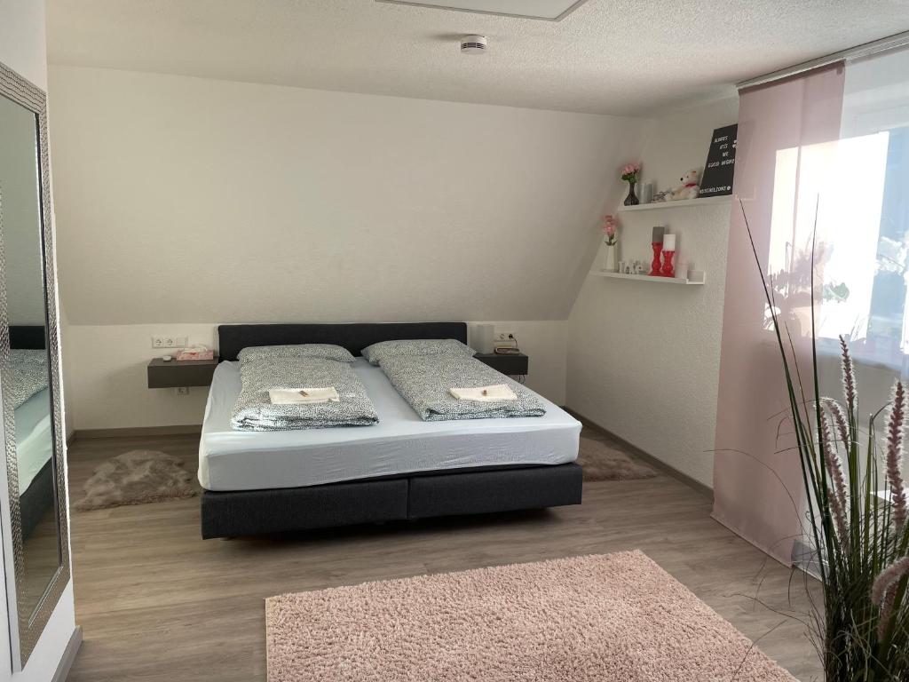 Postel nebo postele na pokoji v ubytování #2 Großes Zimmer mit Pool und Garten
