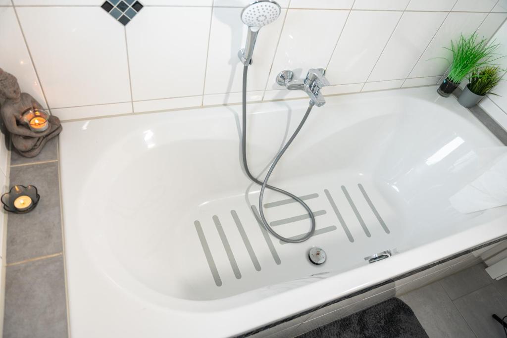 Koupelna v ubytování #2 Großes Zimmer mit Pool und Garten