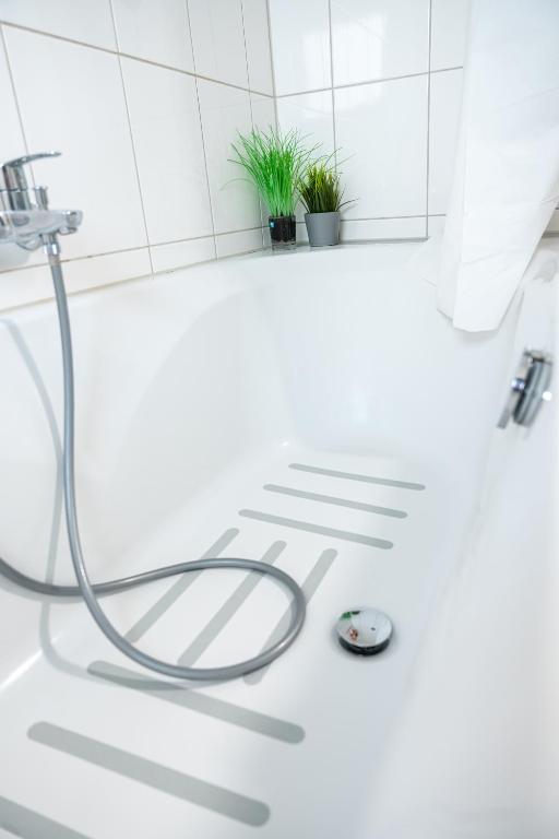 Koupelna v ubytování #2 Großes Zimmer mit Pool und Garten
