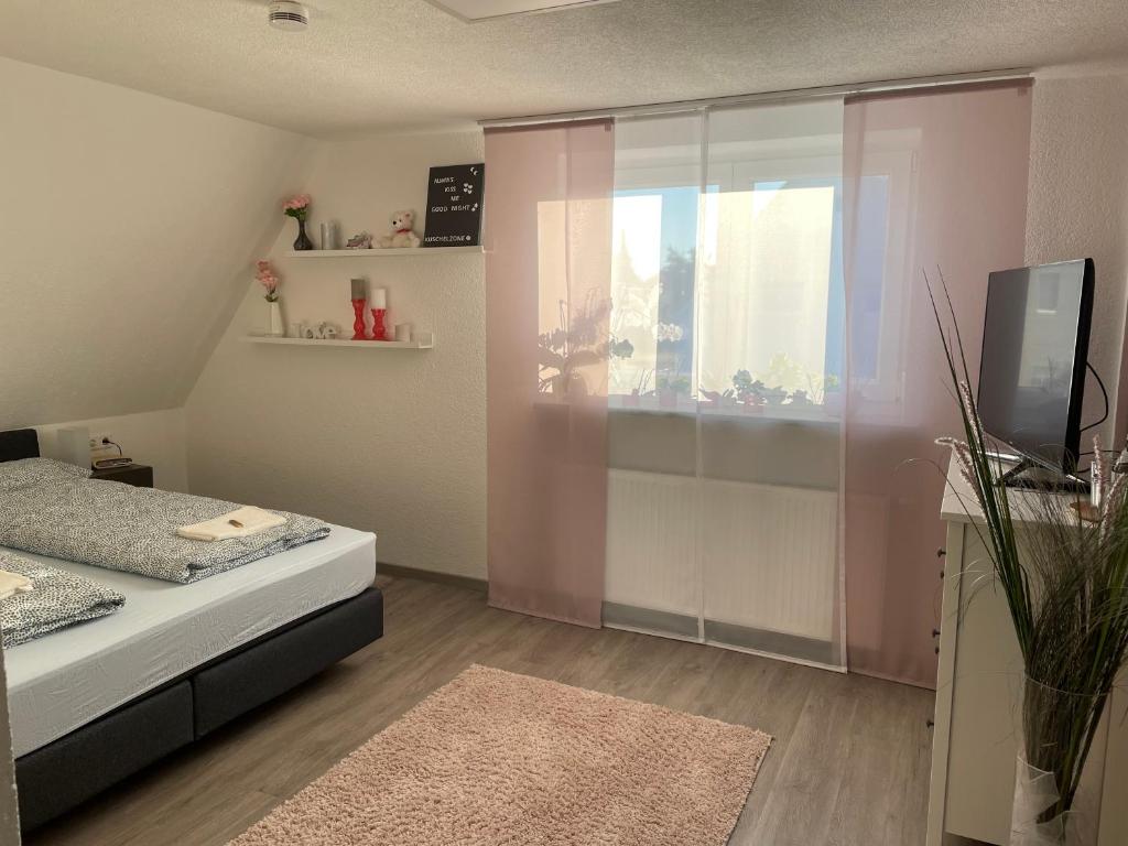 Postel nebo postele na pokoji v ubytování #2 Großes Zimmer mit Pool und Garten