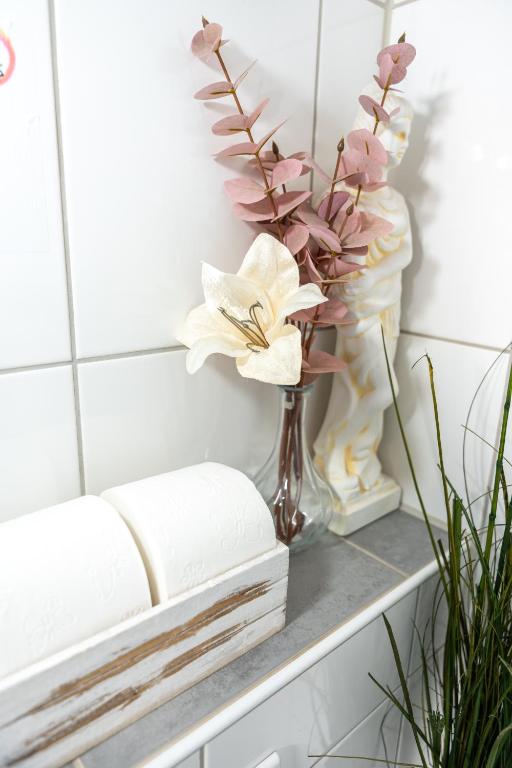 Koupelna v ubytování #2 Großes Zimmer mit Pool und Garten