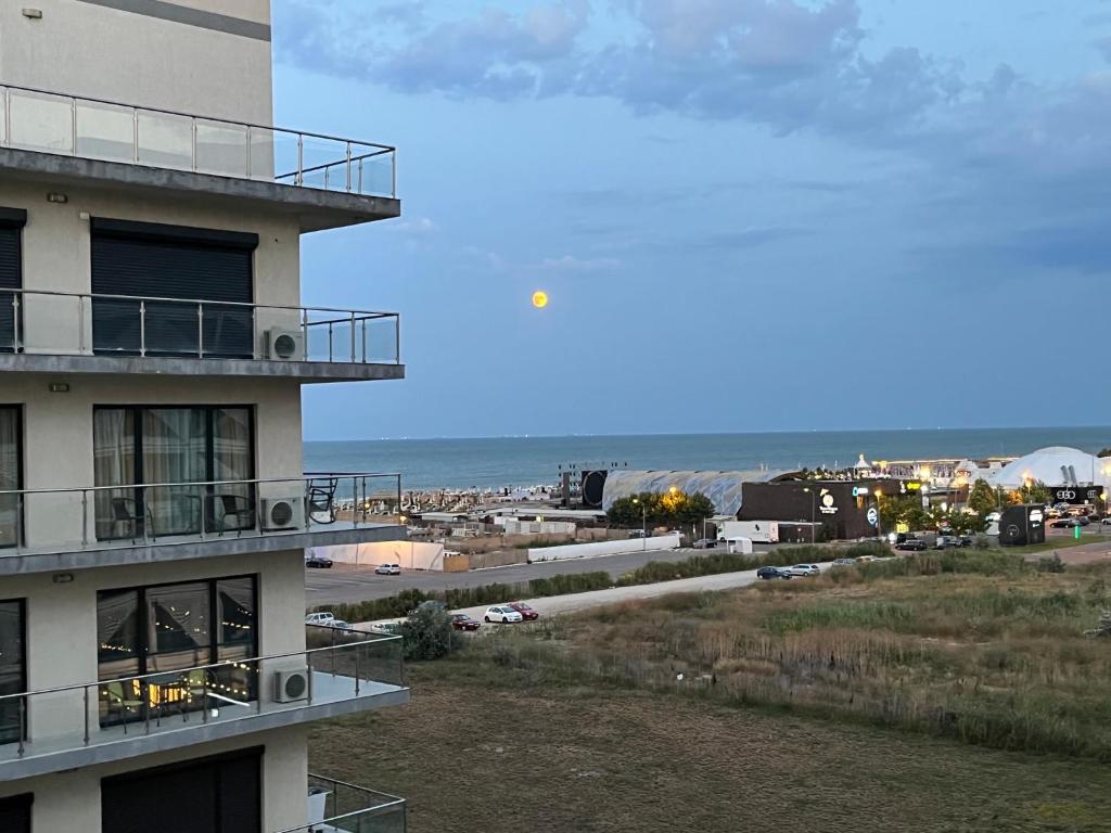 a apartment building with a view of the ocean at Luxury Studio 42 De Silva in Mamaia