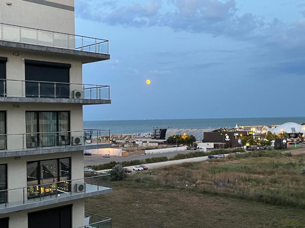 ママイアにあるLuxury Studio 42 De Silvaの海の景色を望むアパートメントビル
