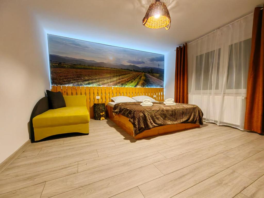 的住宿－Casa Zina，一间卧室配有一张床和一张黄色椅子