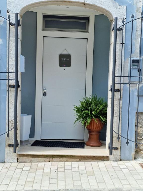 uma porta branca com um vaso de planta em frente em Il Corso em Montesarchio