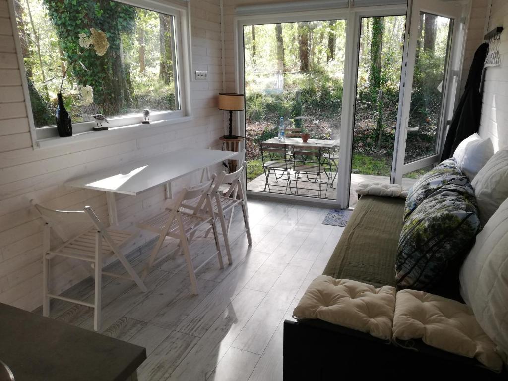 un salon avec un canapé et une table dans l'établissement Petite maison de vacances, à Onesse-et-Laharie