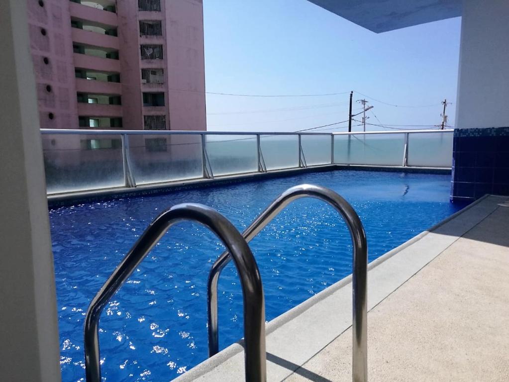 una piscina en el balcón de un edificio en Apartment in Atacames, en Atacames