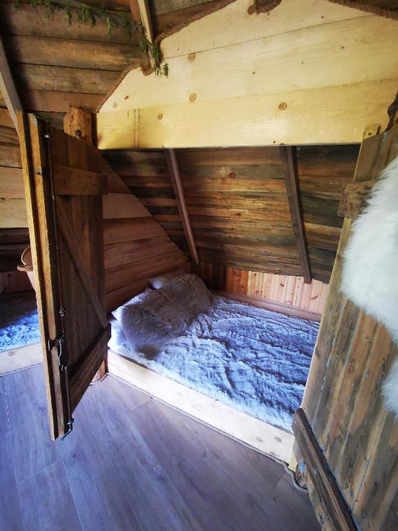 Postel nebo postele na pokoji v ubytování La Bastide du Capelier - Cabane