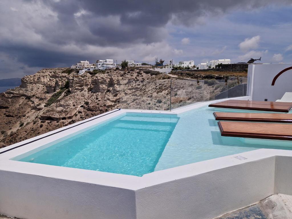 Bazén v ubytování Caldera View Private Villa nebo v jeho okolí