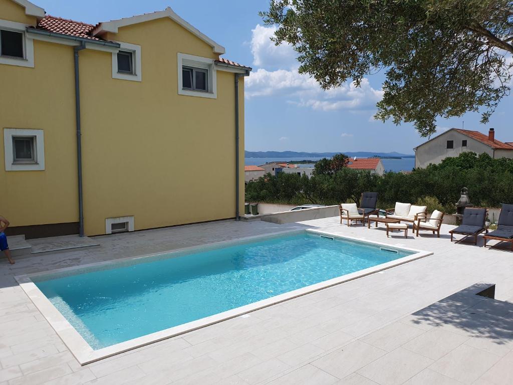 una piscina frente a una casa en Villa Antonio en Drage