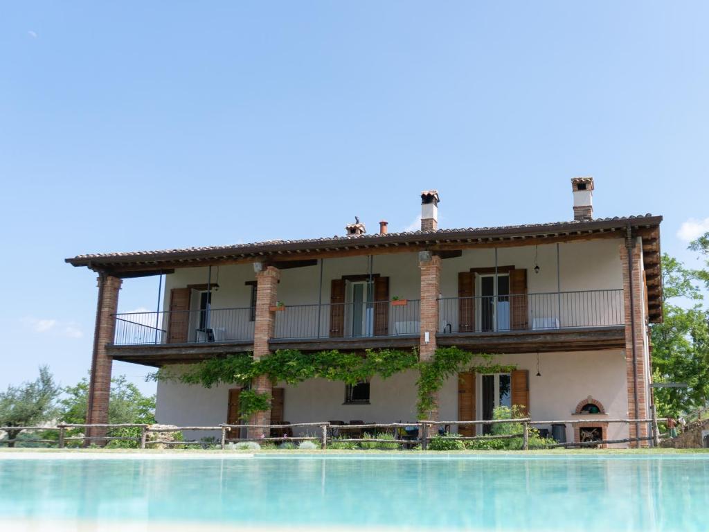 une maison avec une piscine en face de celle-ci dans l'établissement Agriturismo Camponovo, à Brisighella