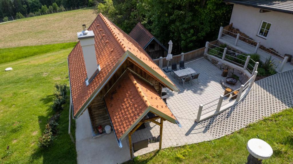 een uitzicht op een huis met een patio bij Ferienhütte Zetzhirsch in Weiz