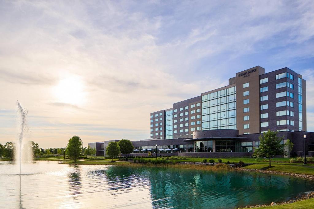 un grand bâtiment avec une fontaine en face d'un lac dans l'établissement Renaissance Columbus Westerville-Polaris Hotel, à Westerville