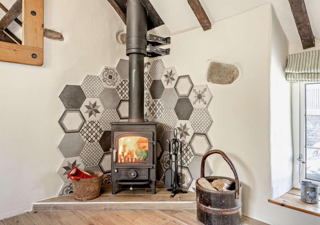 SarnにあるLlofft Llynの幾何学的な壁のリビングルームの暖炉