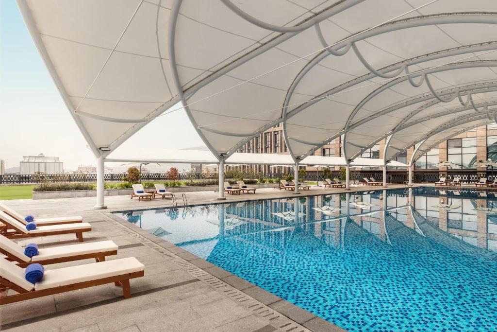 Bazén v ubytování Courtyard by Marriott Shunde Longjiang, Near Furniture Fair nebo v jeho okolí