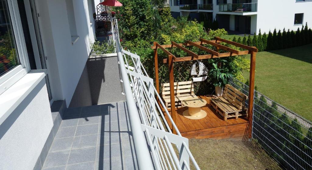 een terras met een toilet op een huis bij Studio Lu Bernadowska - balkon ogródek parking, 800m morze in Sopot