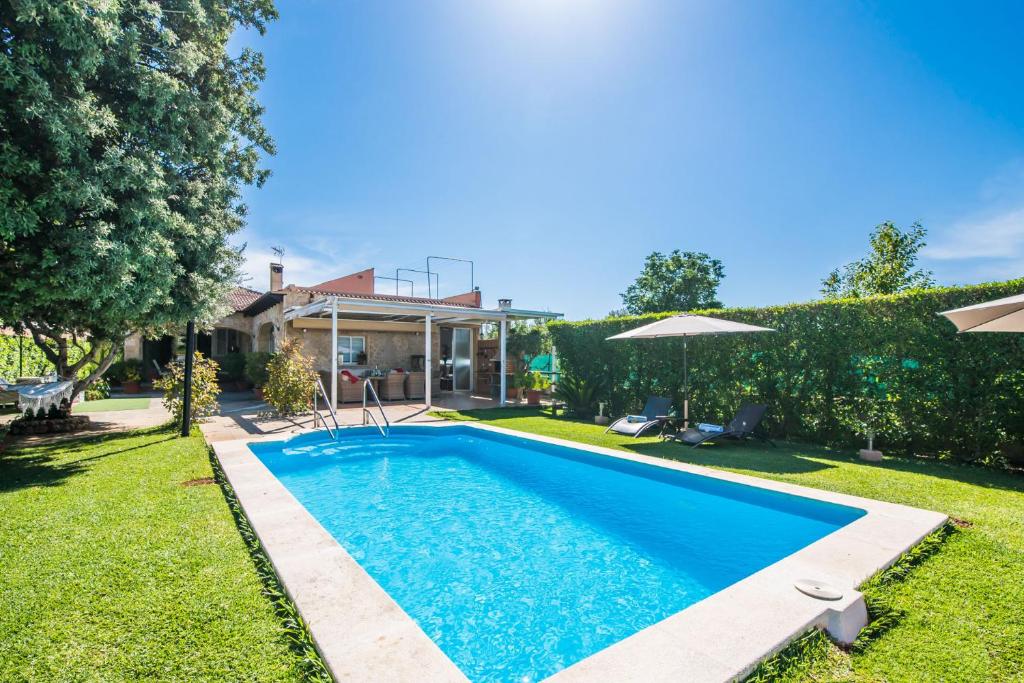 - une piscine dans la cour d'une maison dans l'établissement Finca Alegre, à Lloseta