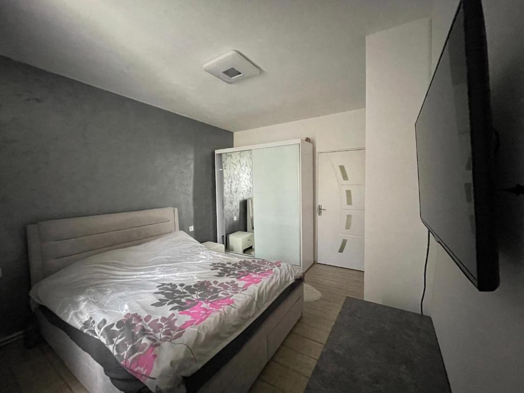 Habitación pequeña con cama y ventana en Ary apartments, en Ocna-Mureşului