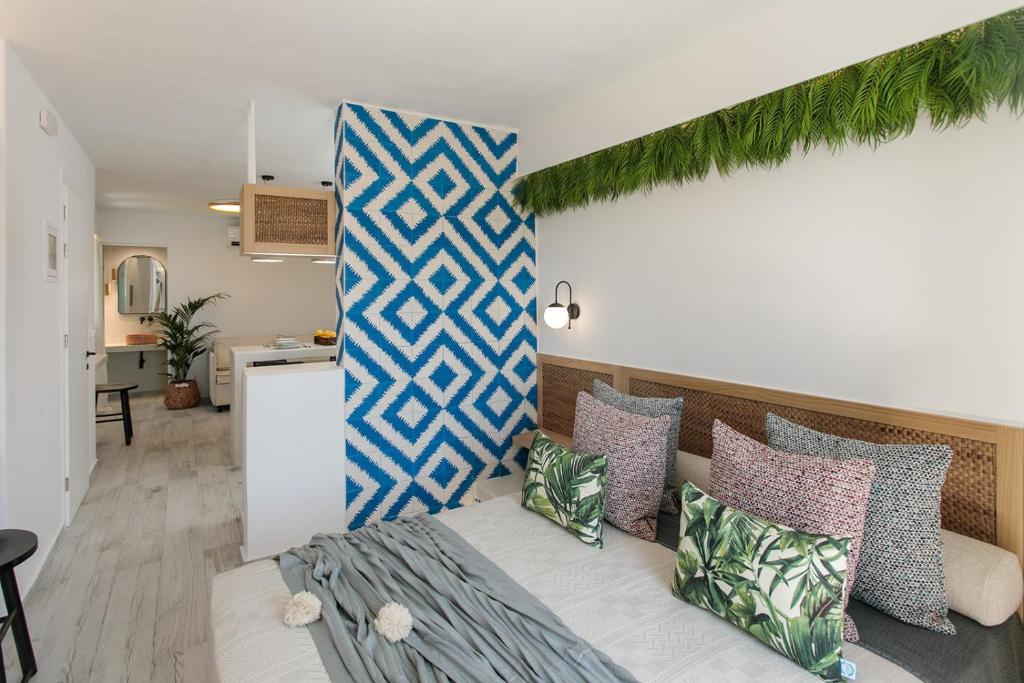 Cette chambre comprend un lit avec des oreillers. dans l'établissement Hermes Luxury Suites, à Naxos Chora
