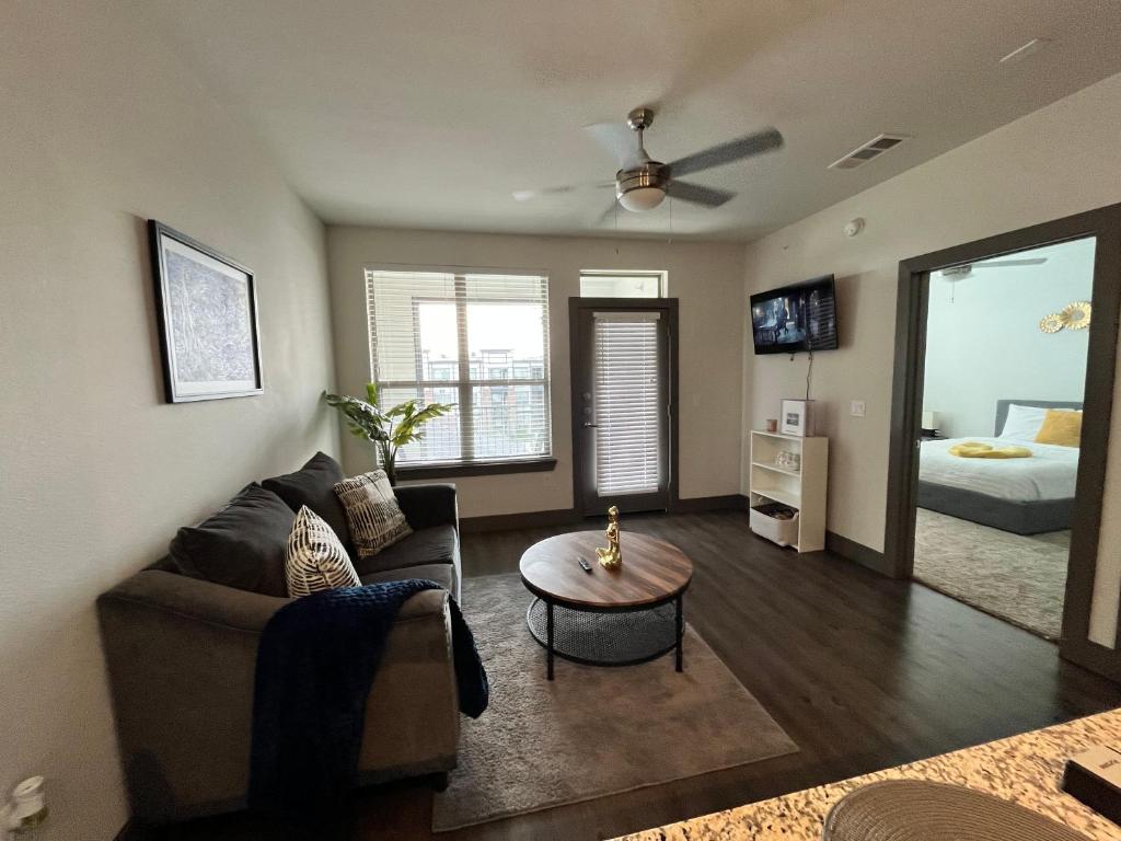 ein Wohnzimmer mit einem Sofa und einem Tisch in der Unterkunft Comfy Abode near Bush Airport in Houston