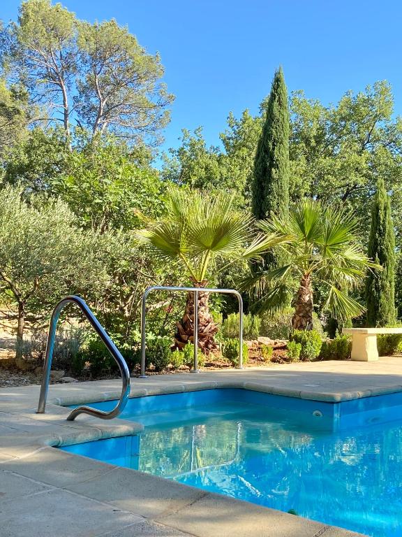 - une piscine dans une cour arborée dans l'établissement La Magistrale, à Lorgues