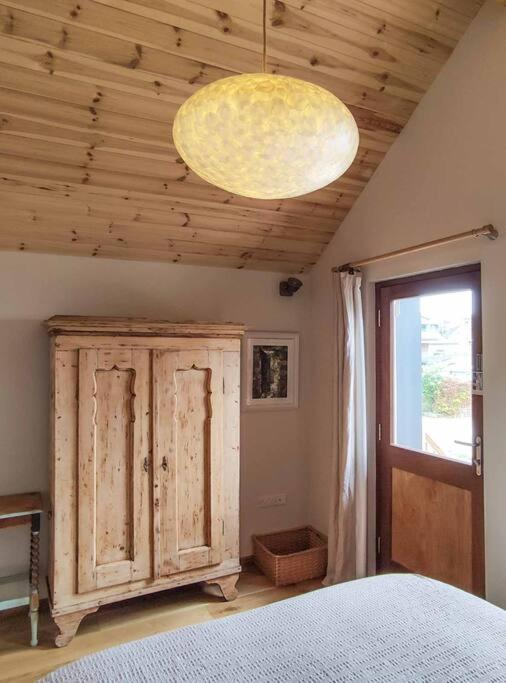 Postel nebo postele na pokoji v ubytování Little Tern, Beachside chalet 6, access to beach