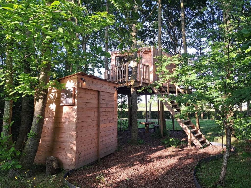 une cabane dans les arbres au milieu des arbres dans l'établissement De Koekoek, à Bruges