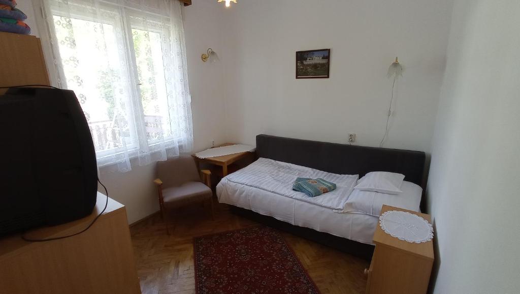 A bed or beds in a room at Vízközeli 2-5 fős nyaraló Ábrahámhegy