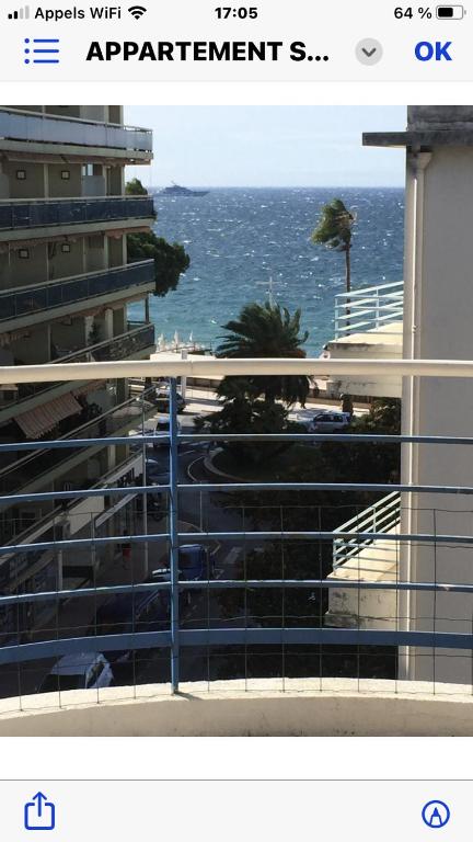 une vue sur l'océan depuis un immeuble dans l'établissement F2 50 M DE LA MER, à Antibes