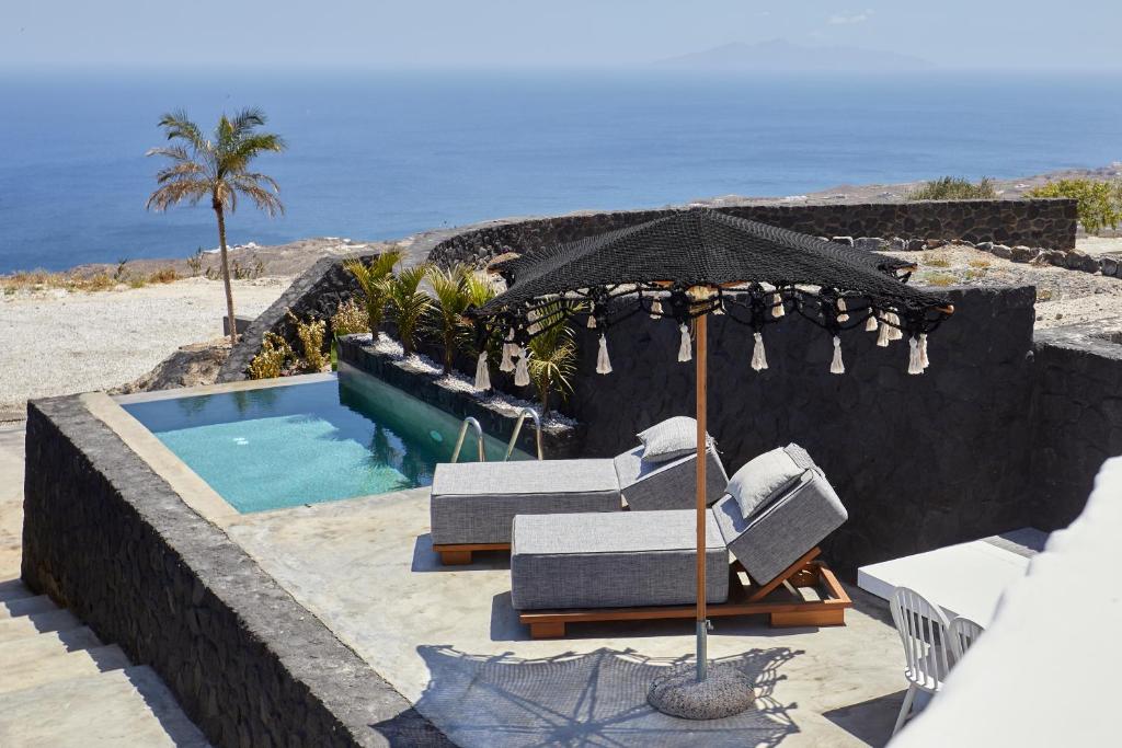 Basen w obiekcie Theano Cave Suites & Villas lub w pobliżu