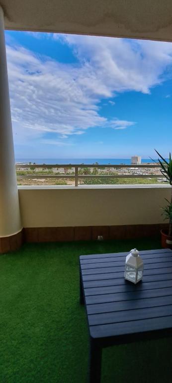 ławka na balkonie z widokiem na ocean w obiekcie Litoral beach w Maladze