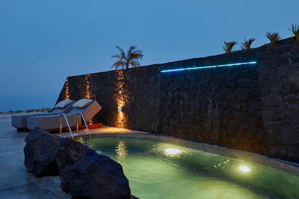 Basen w obiekcie Theano Cave Suites & Villas lub w pobliżu