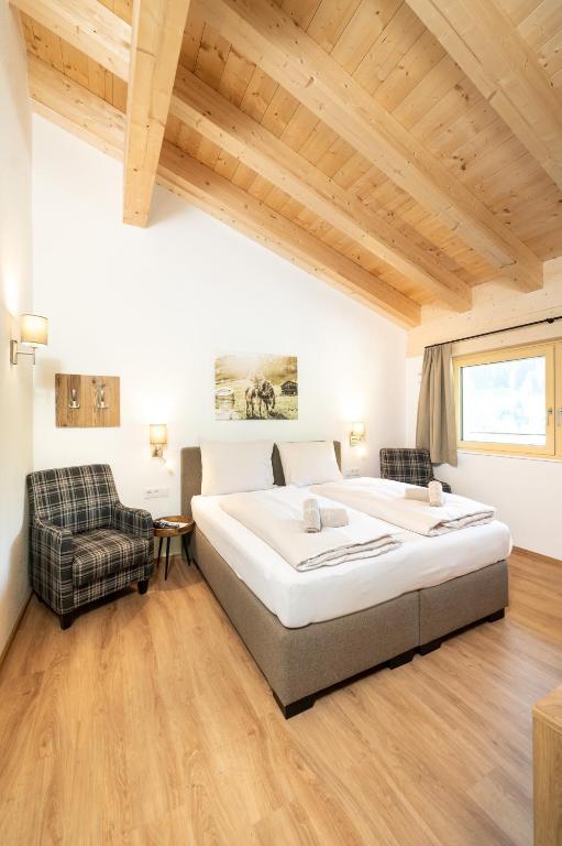 Postel nebo postele na pokoji v ubytování Wildbach Lodge Dienten