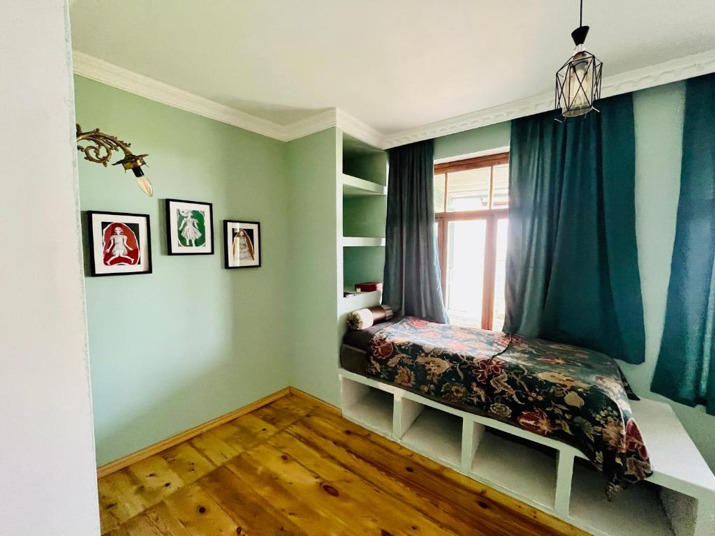 西格納吉的住宿－Mishas Haus，一间卧室设有一张床和一个窗口